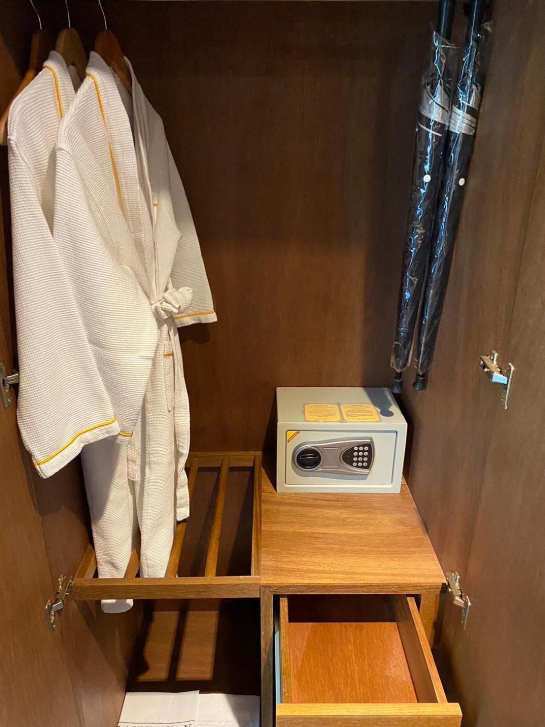 Yotaka Bangkok Hotel Bagian luar foto